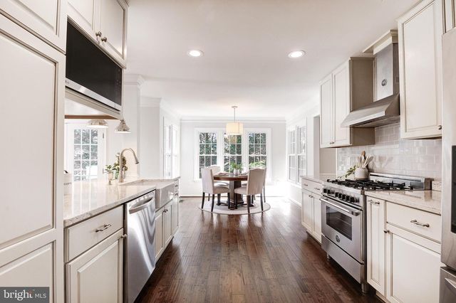 7985 FOXMOOR DR, Dunn Loring, VA 22027