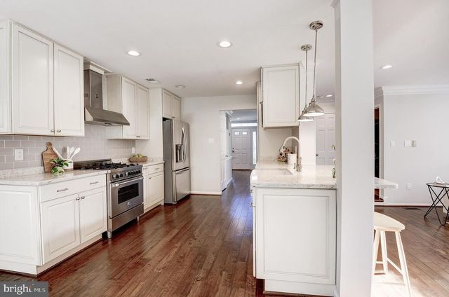 7985 FOXMOOR DR, Dunn Loring, VA 22027