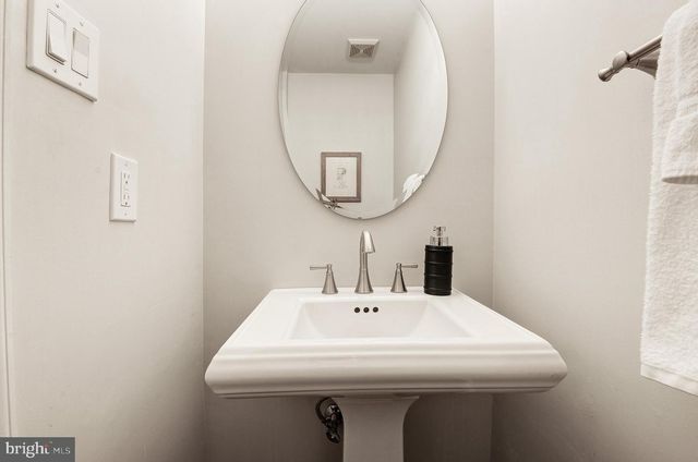 7985 FOXMOOR DR, Dunn Loring, VA 22027