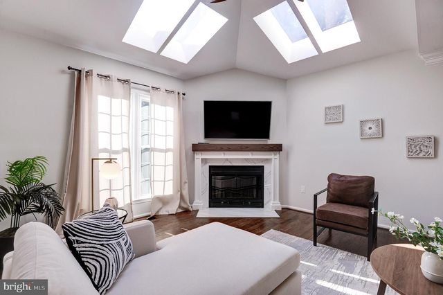 7985 FOXMOOR DR, Dunn Loring, VA 22027