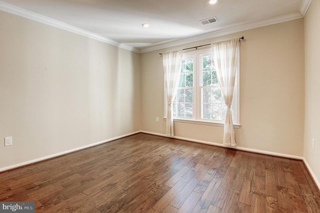 7985 FOXMOOR DR, Dunn Loring, VA 22027