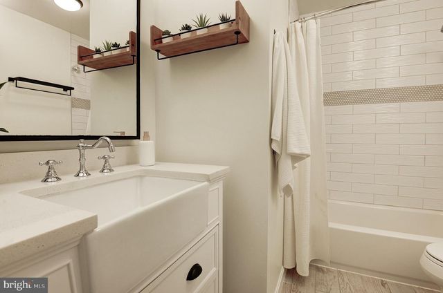 7985 FOXMOOR DR, Dunn Loring, VA 22027