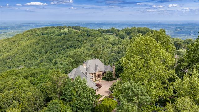29 High Cliffe Way, Landrum, SC 29356