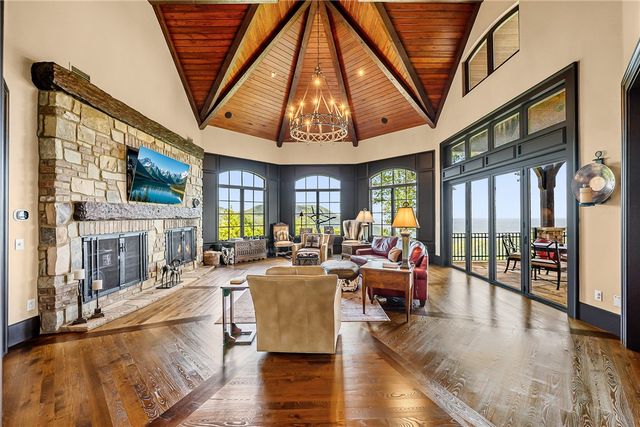 29 High Cliffe Way, Landrum, SC 29356