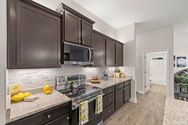 4566 Red Oak Dr, Milton, FL 32583