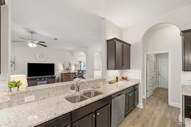 4566 Red Oak Dr, Milton, FL 32583