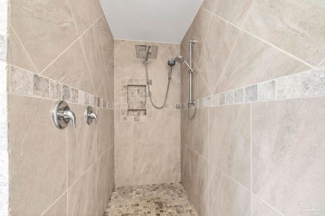 4566 Red Oak Dr, Milton, FL 32583