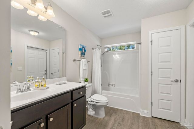 4566 Red Oak Dr, Milton, FL 32583