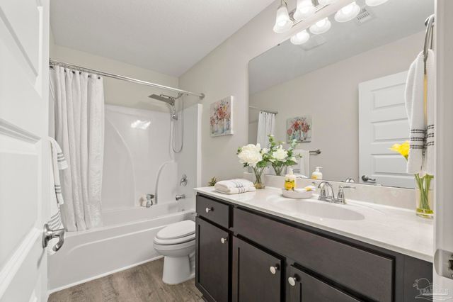 4566 Red Oak Dr, Milton, FL 32583