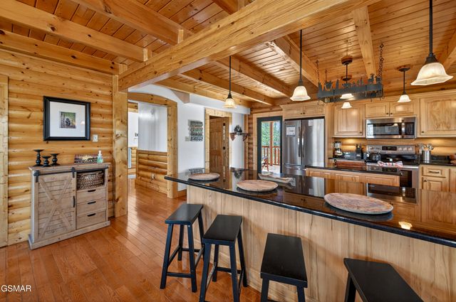 556 Thissa Way, Gatlinburg, TN 37738