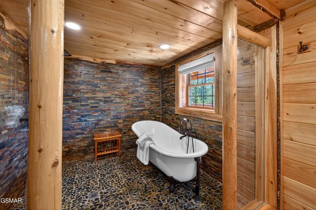 556 Thissa Way, Gatlinburg, TN 37738