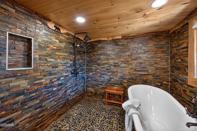 556 Thissa Way, Gatlinburg, TN 37738