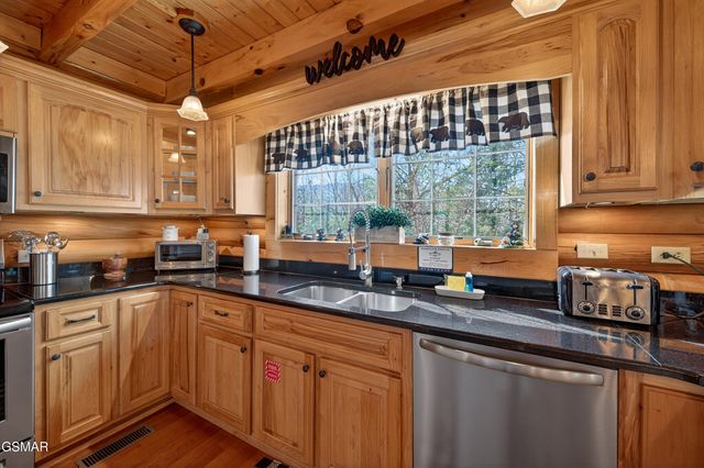 556 Thissa Way, Gatlinburg, TN 37738