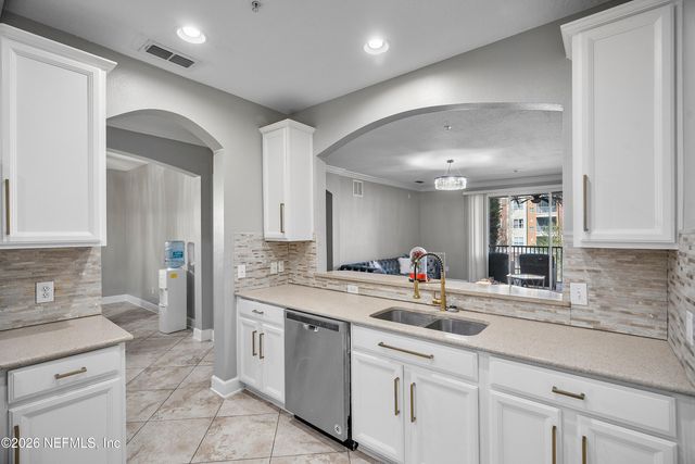 4480 DEERWOOD LAKE Parkway 336, Jacksonville, FL 32216