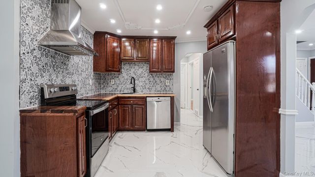 21 Linden Boulevard, Hicksville, NY 11801