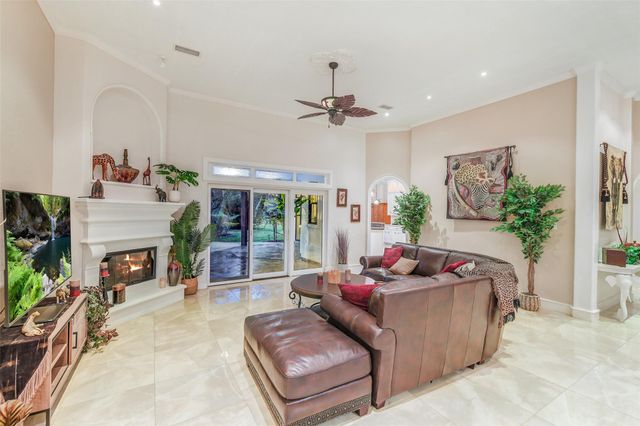 66 Lake Estates Drive, Montgomery, TX 77356