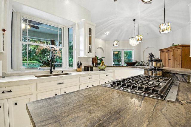 66 Lake Estates Drive, Montgomery, TX 77356