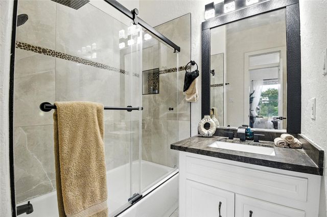 66 Lake Estates Drive, Montgomery, TX 77356