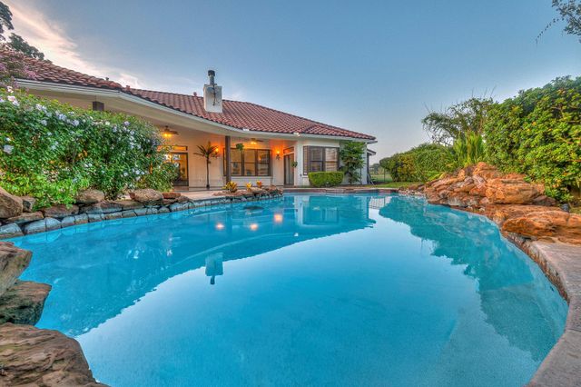 66 Lake Estates Drive, Montgomery, TX 77356