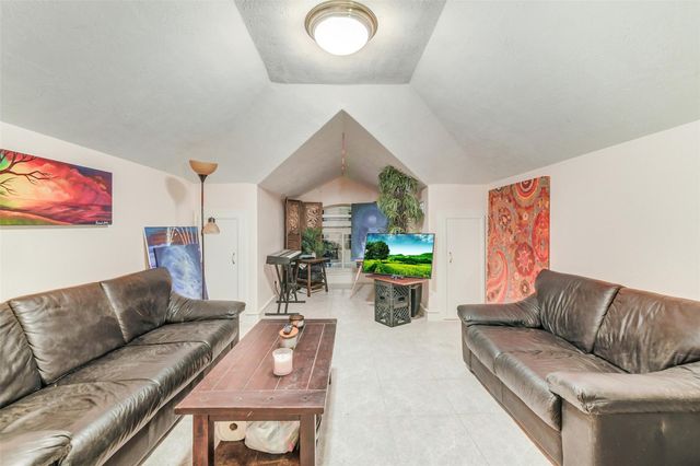 66 Lake Estates Drive, Montgomery, TX 77356