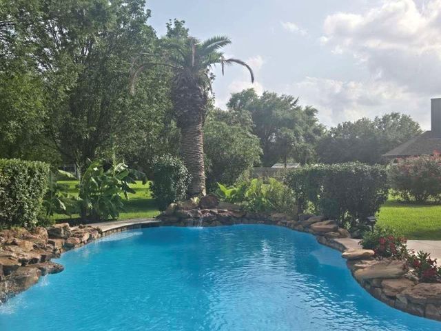 66 Lake Estates Drive, Montgomery, TX 77356