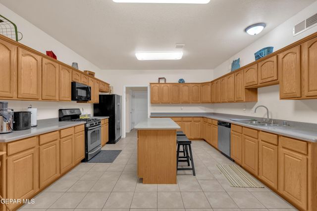 15201 Alameda Avenue, Fabens, TX 79838