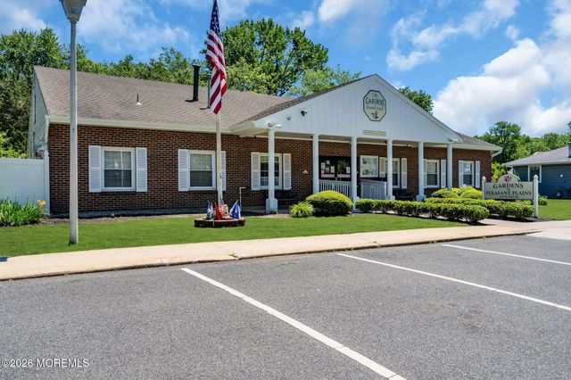 56 Bellflower Court, Toms River, NJ 08755