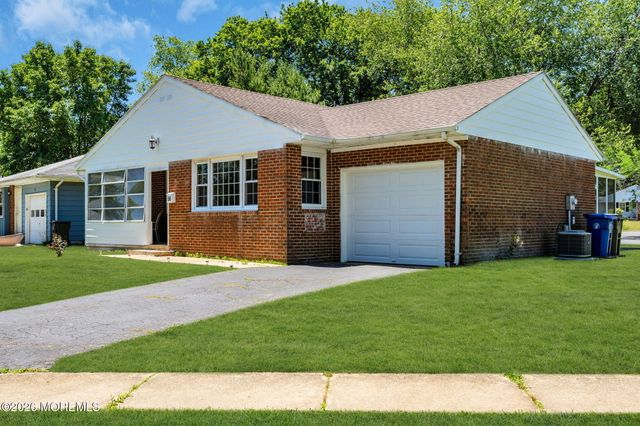 56 Bellflower Court, Toms River, NJ 08755