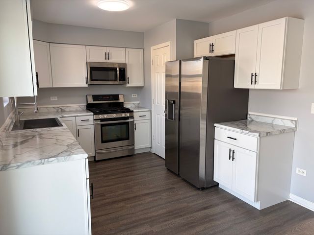 2 Beaver Creek Court, Bolingbrook, IL 60490