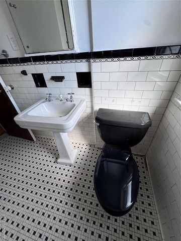 16814 Parkside Street, Detroit, MI 48221