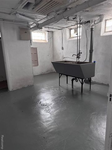 16814 Parkside Street, Detroit, MI 48221