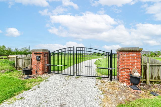 2345 S Honey Creek Road, Greenwood, IN 46143