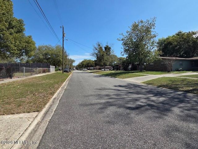 295 BONNLYN Drive, Orange Park, FL 32073