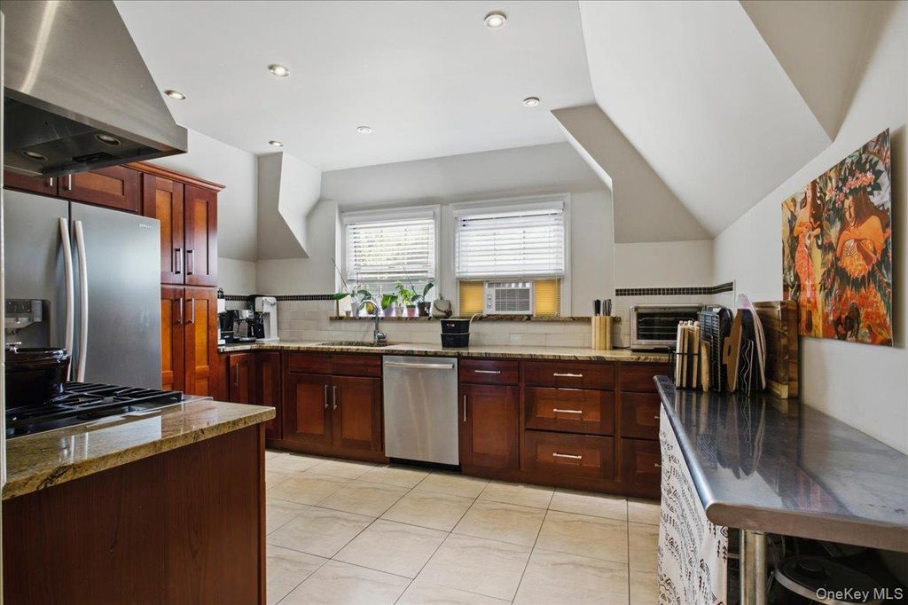 13 Campus Place SL, Scarsdale, NY 10583