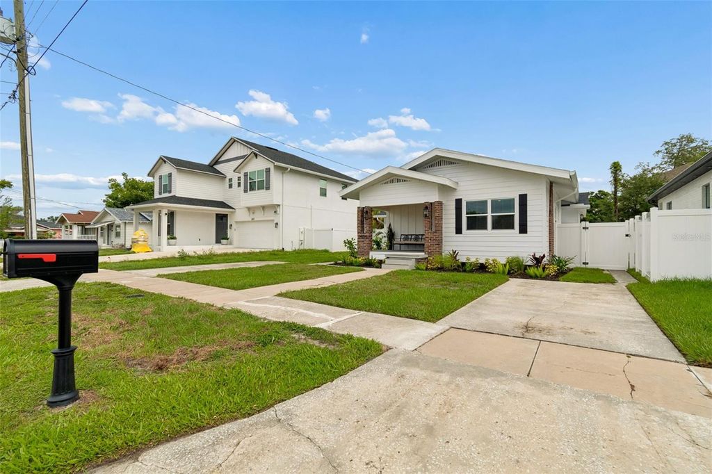 Image 3 of property listing at 2505 W NORTH B STREET, Tampa, FL 33609