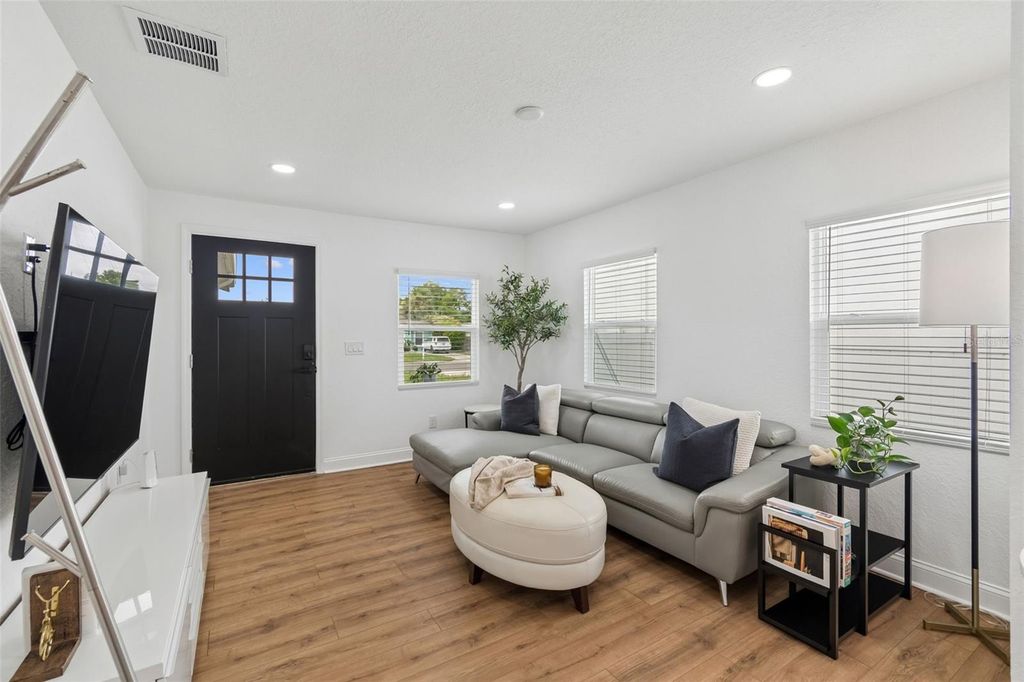 Image 30 of property listing at 2505 W NORTH B STREET, Tampa, FL 33609