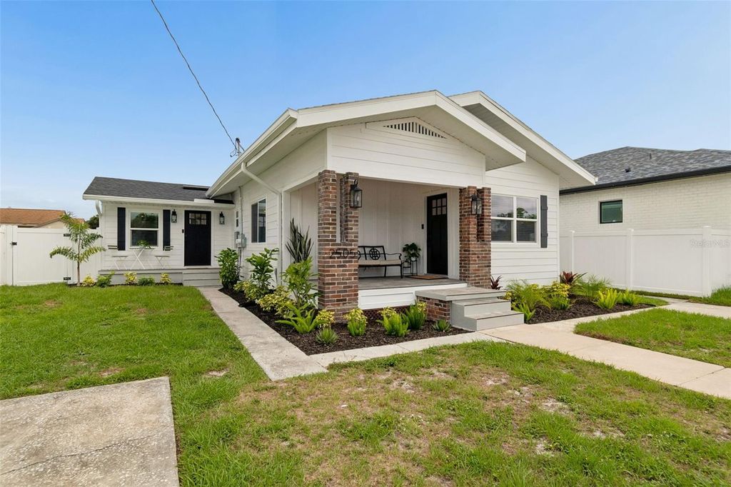 Image 4 of property listing at 2505 W NORTH B STREET, Tampa, FL 33609