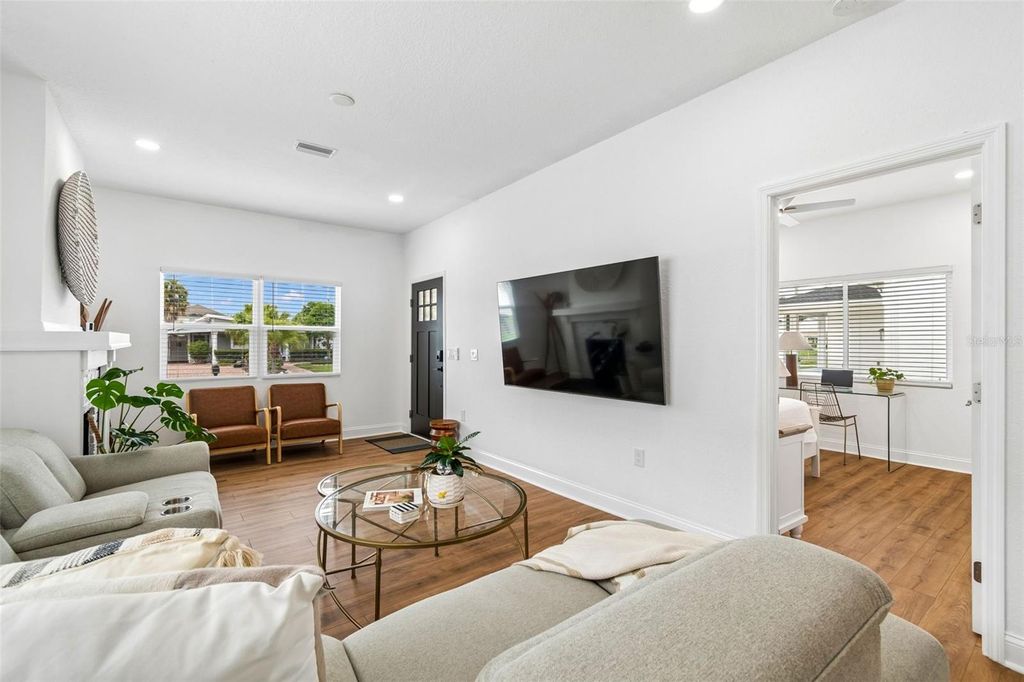 Image 9 of property listing at 2505 W NORTH B STREET, Tampa, FL 33609