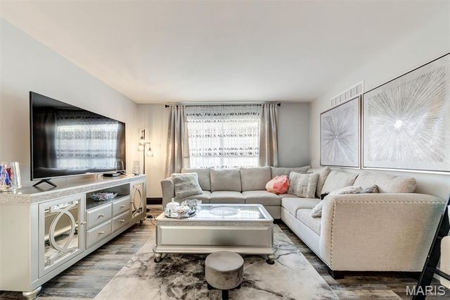 10123 Sakura Drive A, St Louis, MO 63128