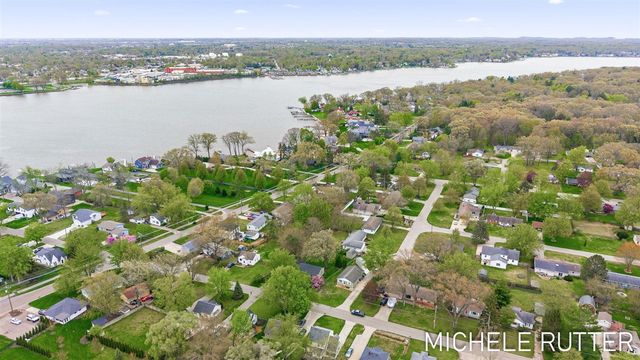 526 Pinecrest Street, Holland, MI 49424