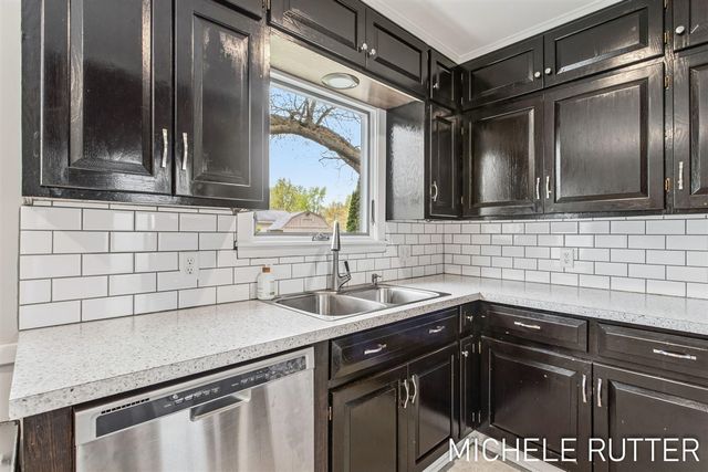 526 Pinecrest Street, Holland, MI 49424