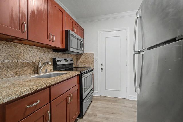 25 Menores Avenue 08, Coral Gables, FL 33134