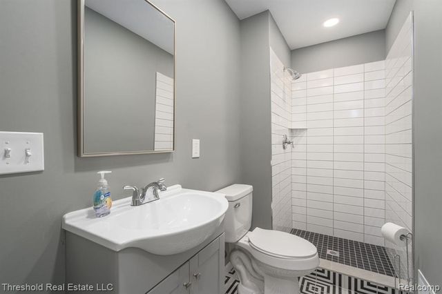 5595 Old Orchard Trail, Orchard Lake, MI 48324