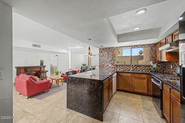 5661 N Camino De La Noche, Tucson, AZ 85718