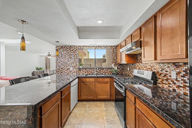 5661 N Camino De La Noche, Tucson, AZ 85718