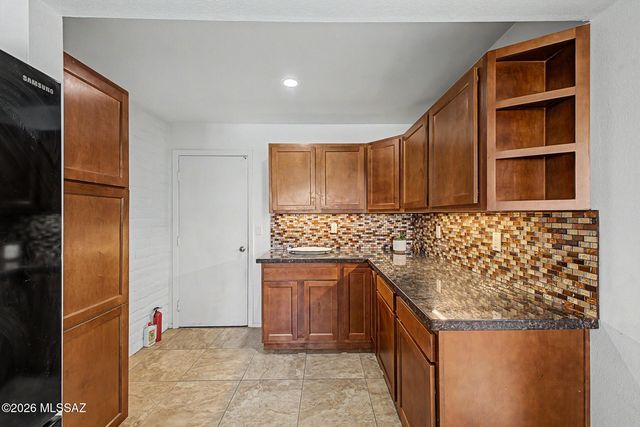 5661 N Camino De La Noche, Tucson, AZ 85718
