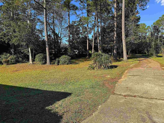 210 Man O War Cir, Cantonment, FL 32533