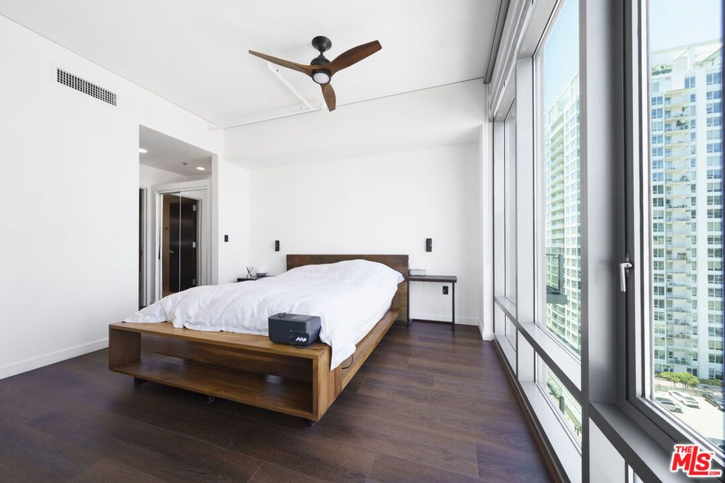 Image 18 of property listing at 1100 S HOPE Street 1516, Los Angeles, CA 90015