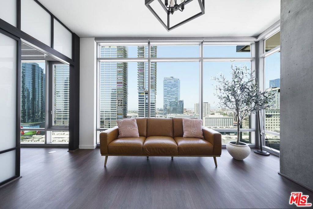 Image 2 of property listing at 1100 S HOPE Street 1516, Los Angeles, CA 90015