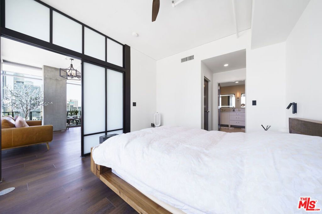 Image 20 of property listing at 1100 S HOPE Street 1516, Los Angeles, CA 90015